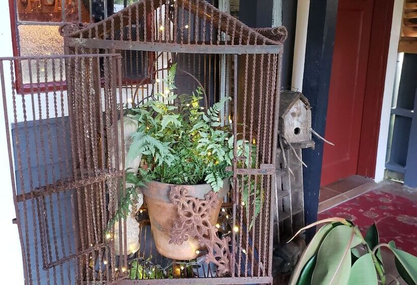 Cedar Oaks Inn The Birdcage Saloon