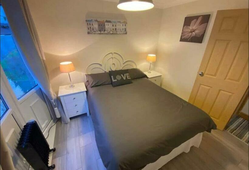 Charming Pembrokeshire Coastal Retreat