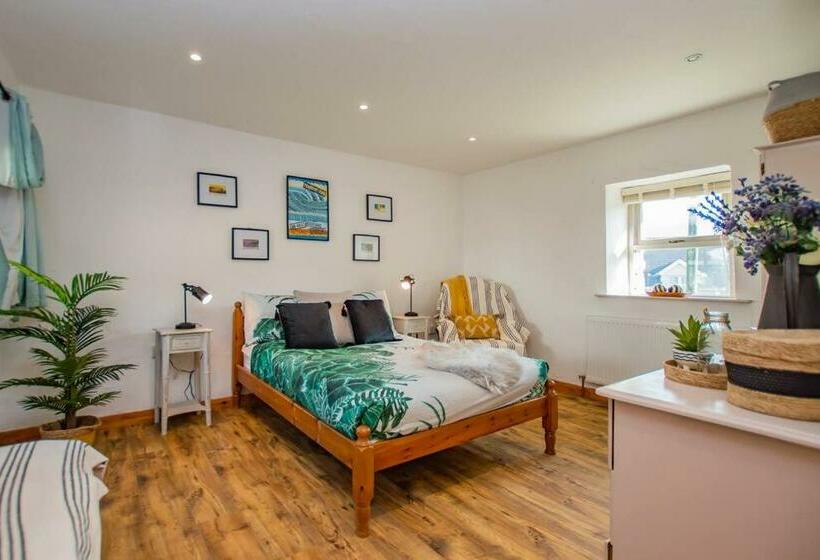 Cosy Farm Conversion In The Heart Of Pembrokeshire