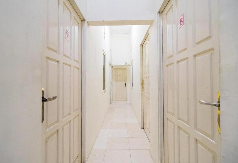 Отель Reddoorz Syariah Near Pasar Aur Kuning