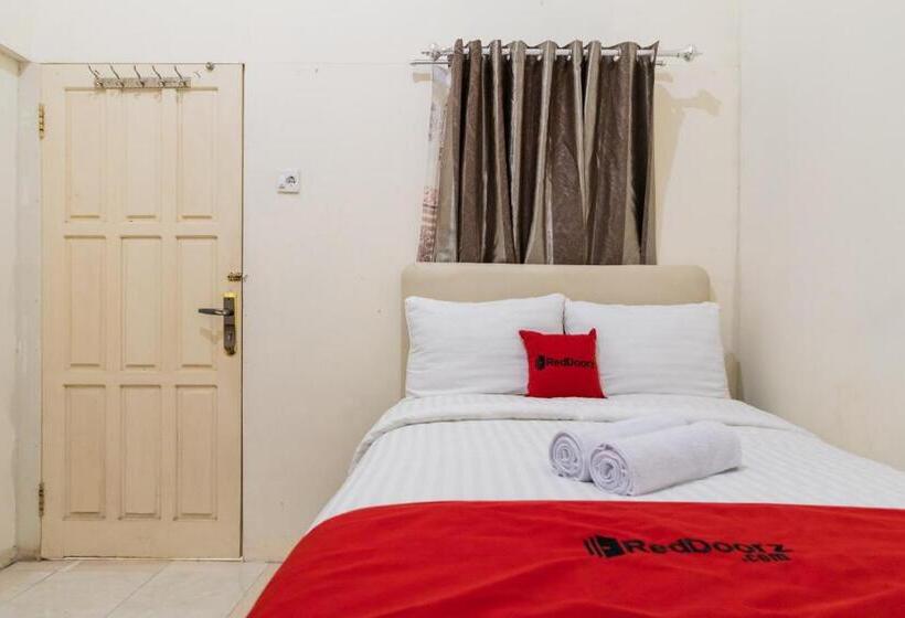 Отель Reddoorz Syariah Near Pasar Aur Kuning