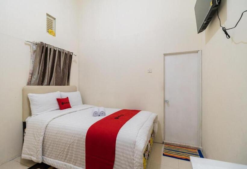 Отель Reddoorz Syariah Near Pasar Aur Kuning