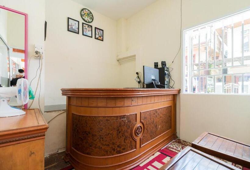 Отель Reddoorz Syariah Near Pasar Aur Kuning