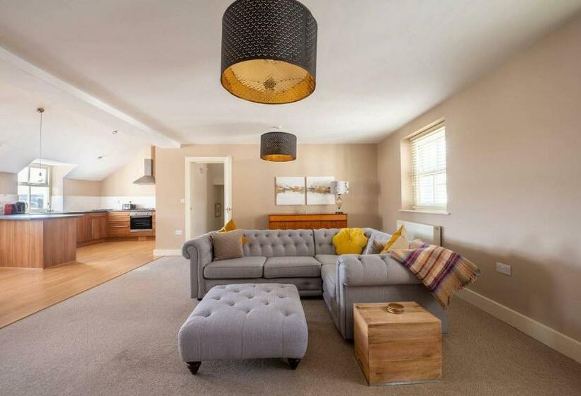 Stylish & Spacious Apartment In Heart Of Narberth