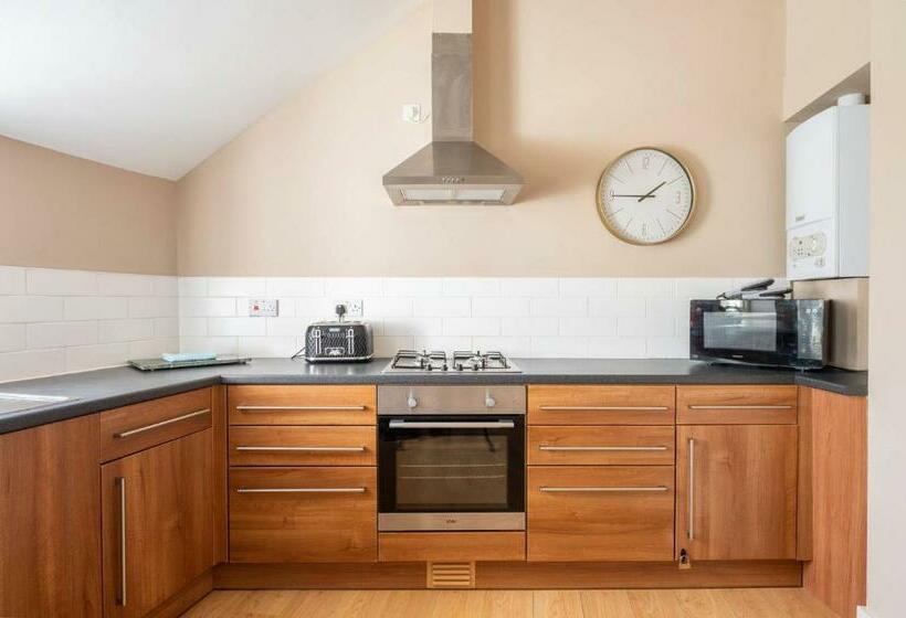 Stylish & Spacious Apartment In Heart Of Narberth
