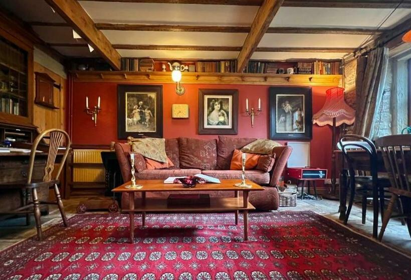 The Writers Cottage   Intriguing & Romantic