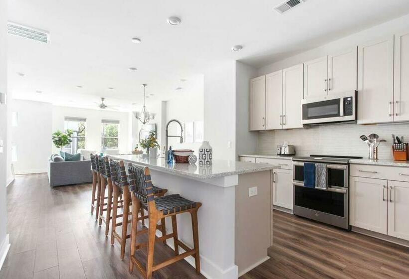 Trendy Park Circle Townhome