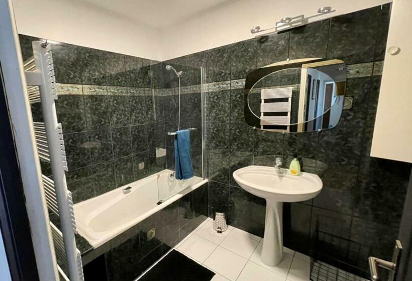 Très Grand Appartement à 10 Min à Pied Du Centre