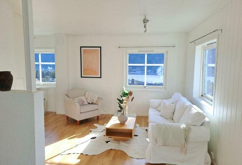 Warm And Cozy Apartment With Panoramic View Above The City Center