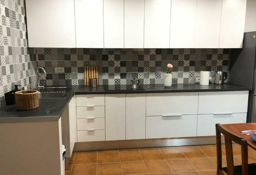 Acogedor Y Luminoso Piso Con Balcón