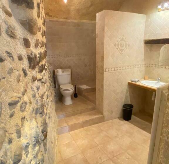 فنادق الكبسولة La Fontaine De Vinsobres