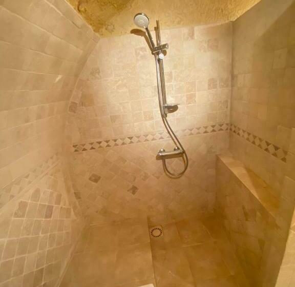 فنادق الكبسولة La Fontaine De Vinsobres