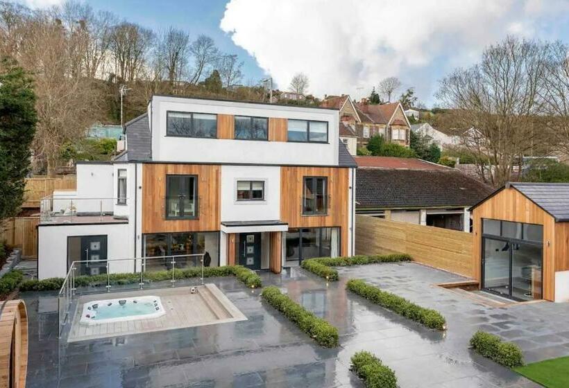 Love Island Style Mansion, Hot Tub, Sauna, Games Room, Themed Rooms, Bar, Sleeps 24