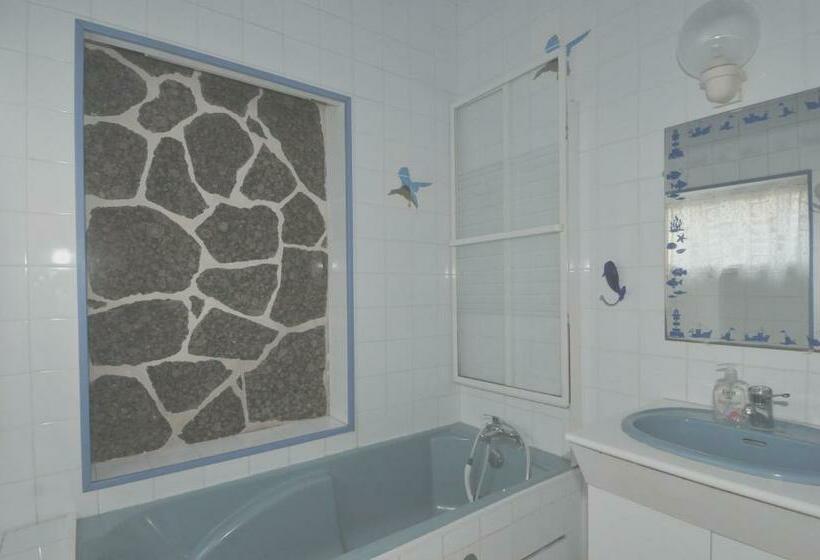 Maison De Pays Au Centre Du Village