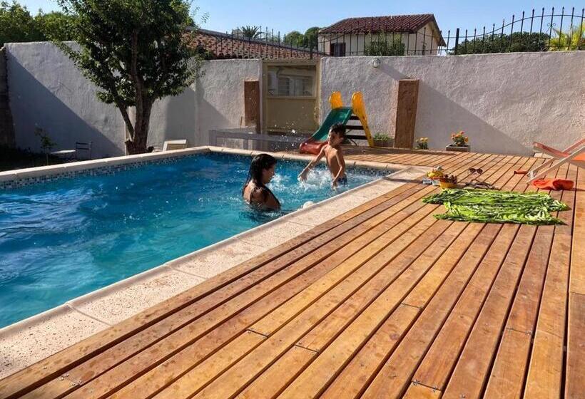 Moderna Casa Con Excelente Ubicación En Valle Hermoso