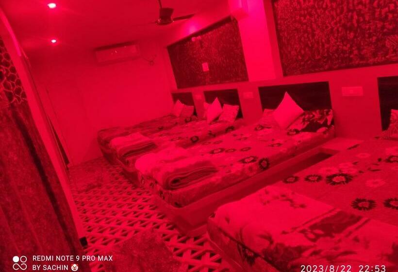 פנסיון Varsha Home Stay