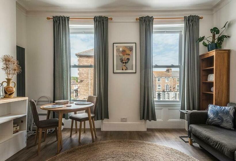 Rock Pool Reach   Central Location With Parking