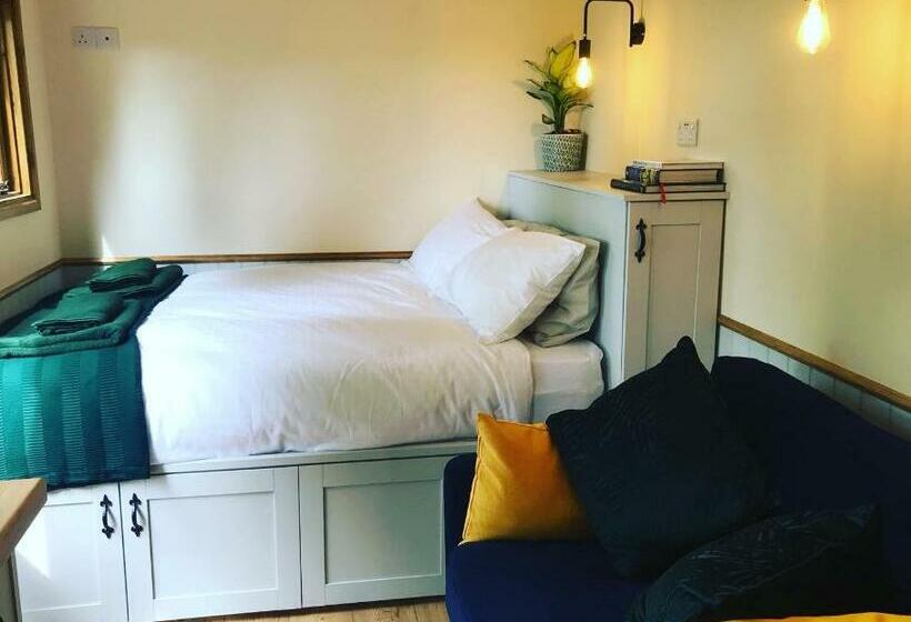 The Owls Rest Shepherds Hut Hethel