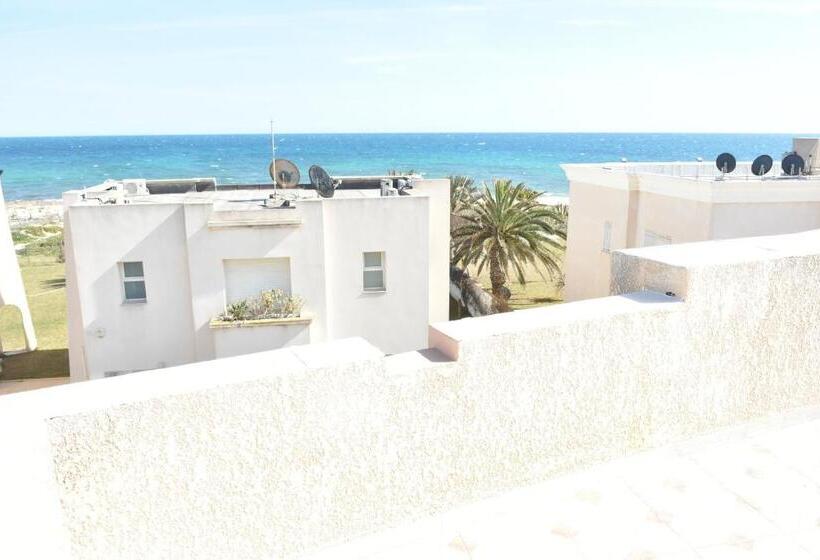 Une Très Belle Villa Au Bord De La Mer !