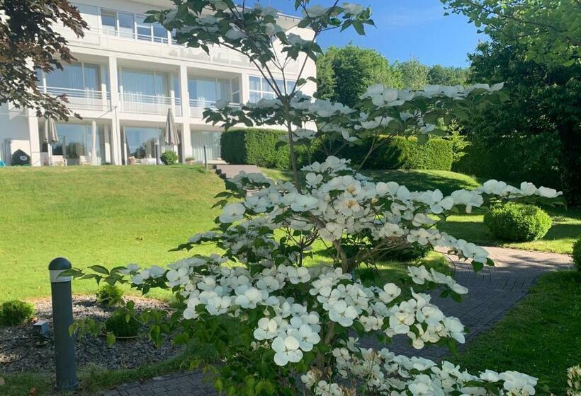 Apartment In Weißer Villa Im Stil Der Klassischen Moderne