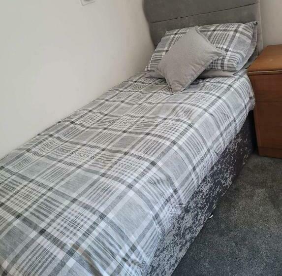 צימר Weston House Serviced Accommodation