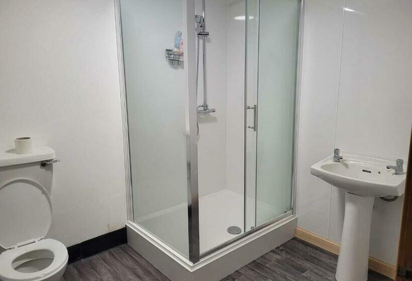 צימר Weston House Serviced Accommodation