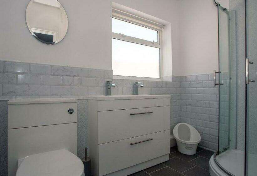 Botany Bay Holiday House   Family Friendly, 50m From The Beach