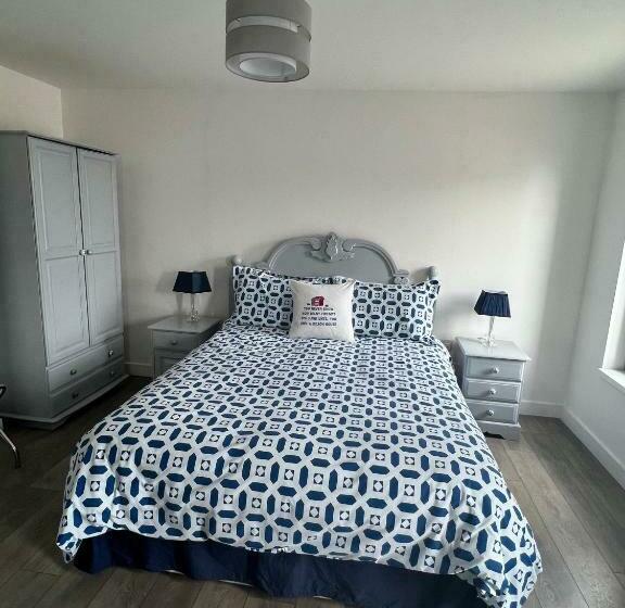 Fitzy S Bunker   Modern Beach Apartment