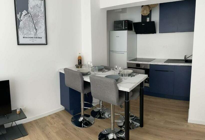 Le Boston   Entre Mer Et Ville Fortifiée