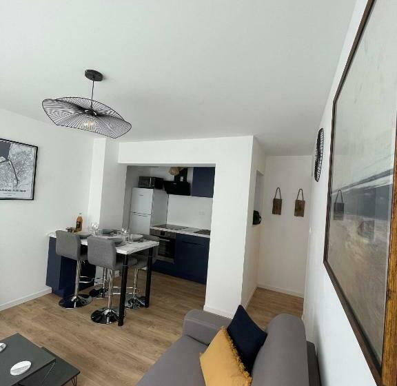 Le Boston   Entre Mer Et Ville Fortifiée