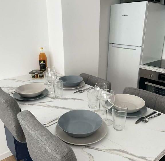 Le Boston   Entre Mer Et Ville Fortifiée