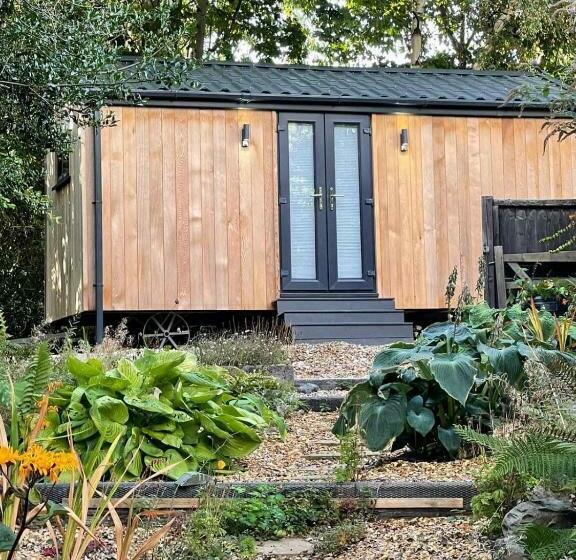 Luxurious Canal Side Mini Lodge In Llangollen With Hot Tub