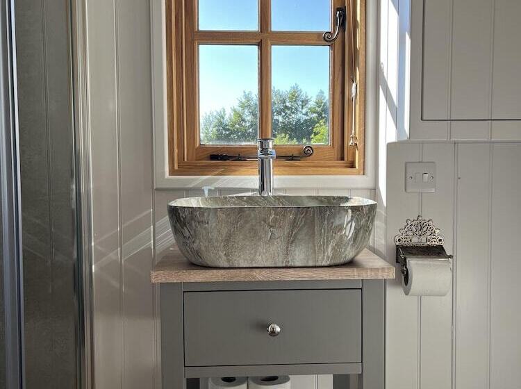 Robins Retreat   Orchard With Hot Tub   See Extras