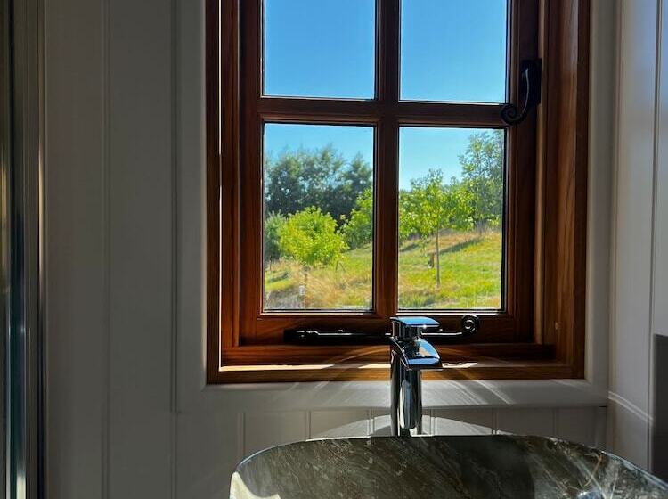 Robins Retreat   Orchard With Hot Tub   See Extras