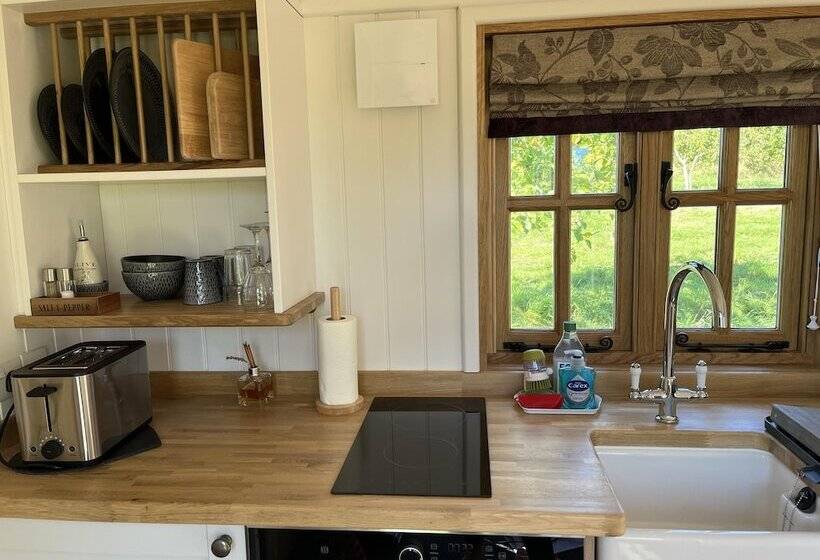 Robins Retreat   Orchard With Hot Tub   See Extras