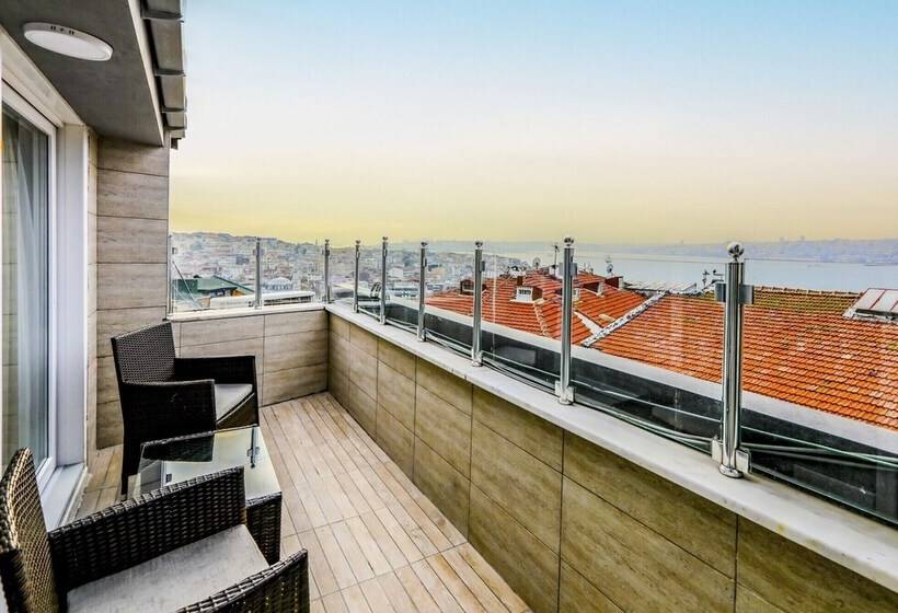 Vibrant Flat 500 M To Uskudar Ferry Station