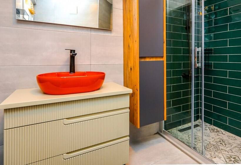 Vibrant Flat 500 M To Uskudar Ferry Station