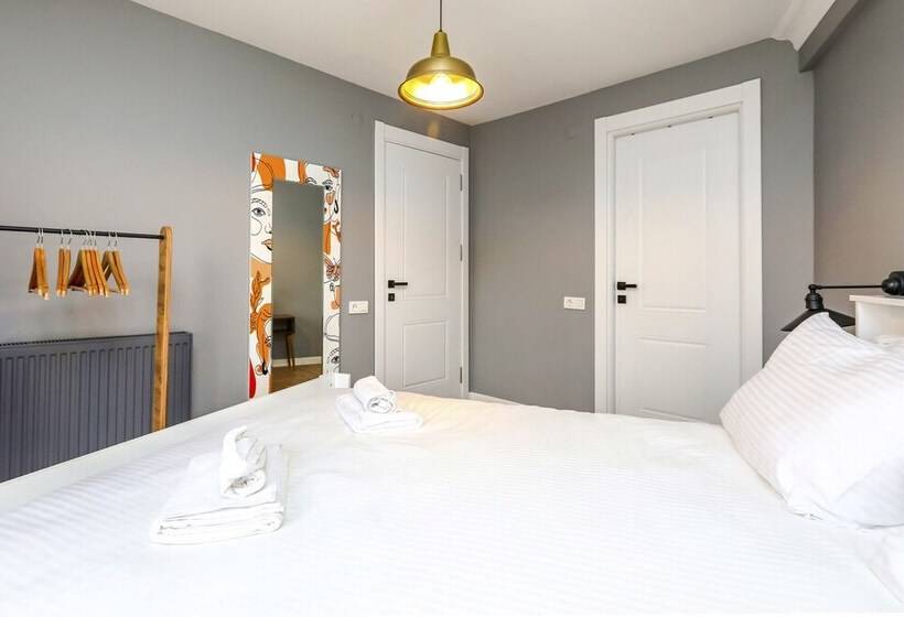 Vibrant Flat 500 M To Uskudar Ferry Station