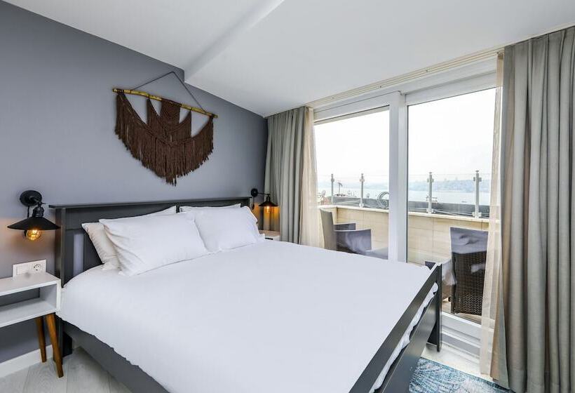 Vibrant Flat 500 M To Uskudar Ferry Station