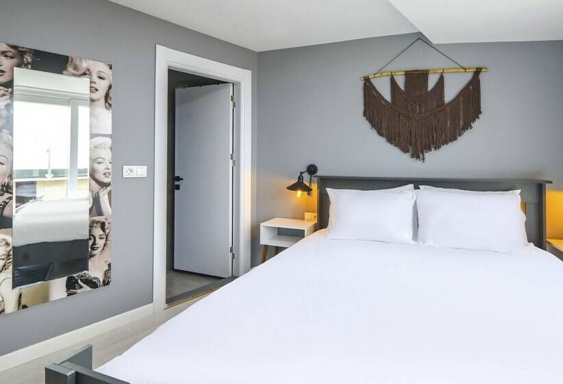 Vibrant Flat 500 M To Uskudar Ferry Station