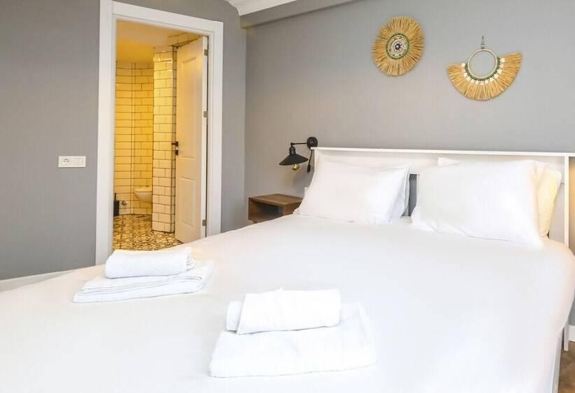 Vibrant Flat 500 M To Uskudar Ferry Station