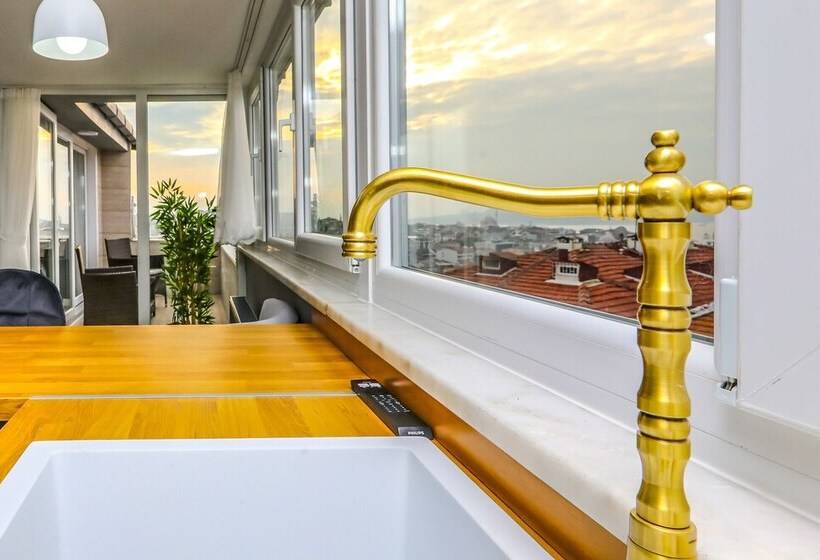 Vibrant Flat 500 M To Uskudar Ferry Station