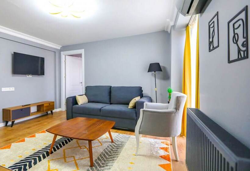 Vibrant Flat 500 M To Uskudar Ferry Station