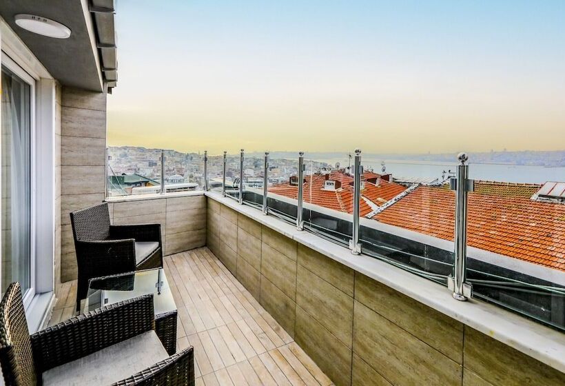 Vibrant Flat 500 M To Uskudar Ferry Station