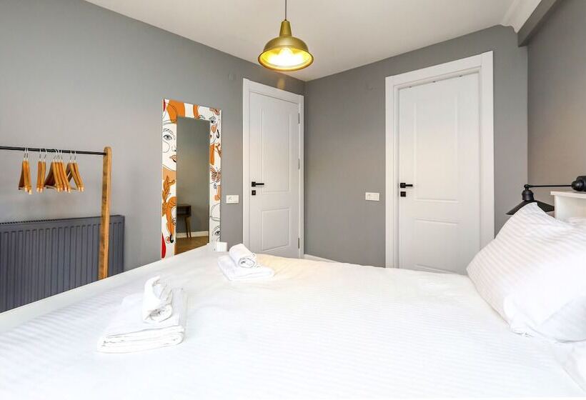 Vibrant Flat 500 M To Uskudar Ferry Station