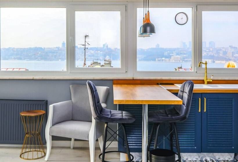 Vibrant Flat 500 M To Uskudar Ferry Station
