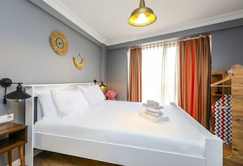 Vibrant Flat 500 M To Uskudar Ferry Station