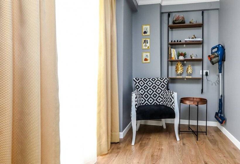 Vibrant Flat 500 M To Uskudar Ferry Station