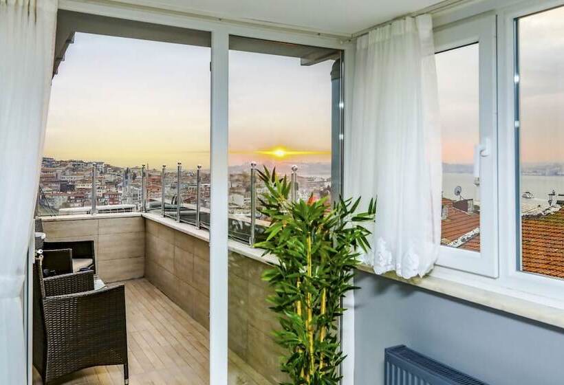 Vibrant Flat 500 M To Uskudar Ferry Station