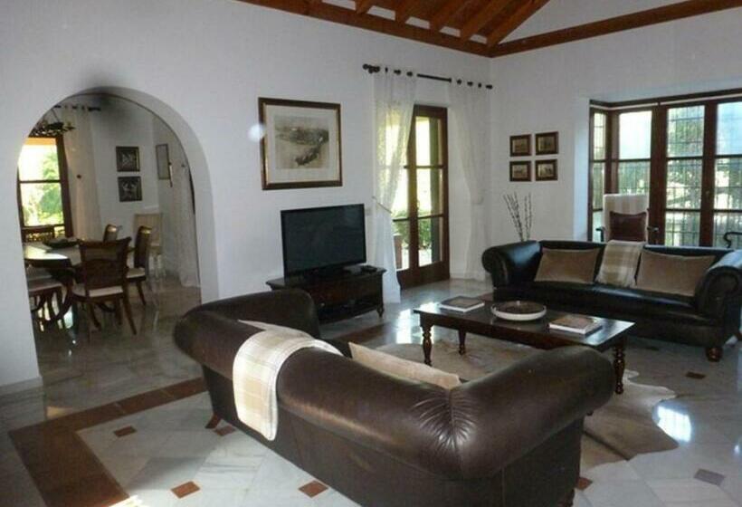 Beautiful Spacious 4 Bed Villa Close To Marbella